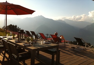 La terrasse ensoleillée du chalet Perles des ALpes